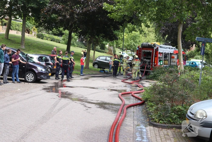 Straat afgezet na brand in woning