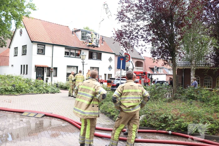 Straat afgezet na brand in woning
