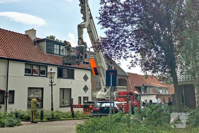 Straat afgezet na brand in woning
