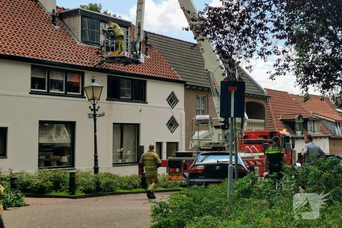 Straat afgezet na brand in woning
