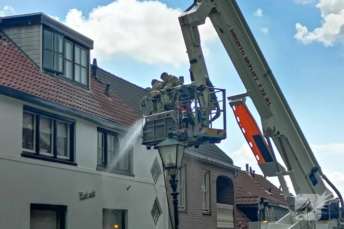 Straat afgezet na brand in woning