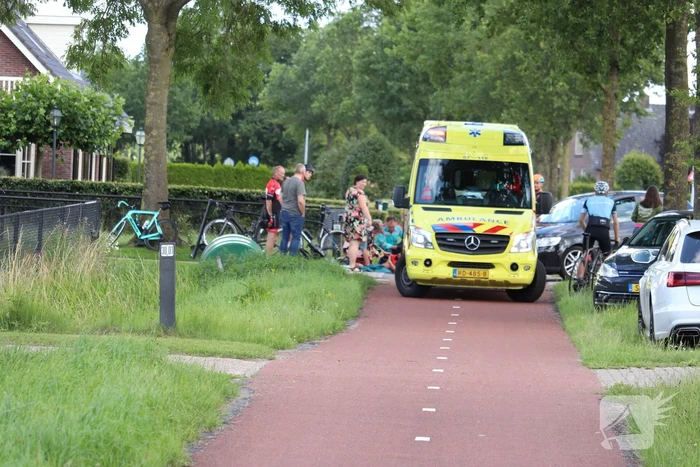 Wielrenner knalt in zijkant auto