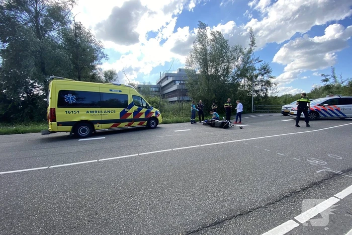 Scooterrijder ernstig gewond bij verkeersongeval