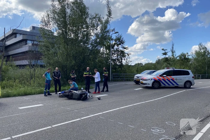 Scooterrijder ernstig gewond bij verkeersongeval