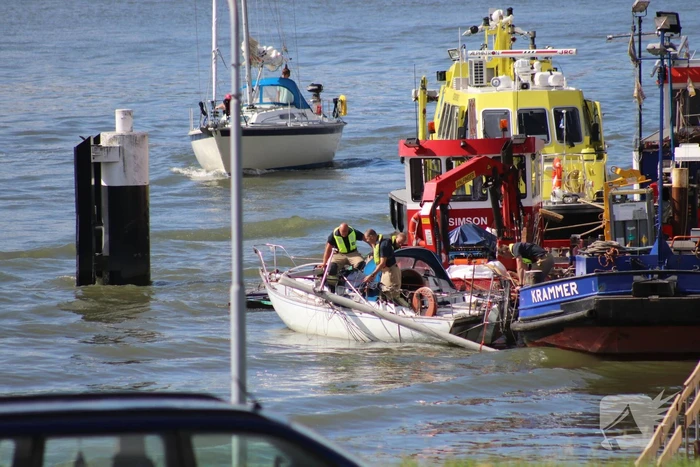 Zeilbootje breekt mast af onder Algerabrug