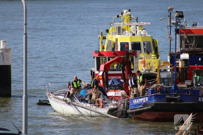 Zeilbootje breekt mast af onder Algerabrug