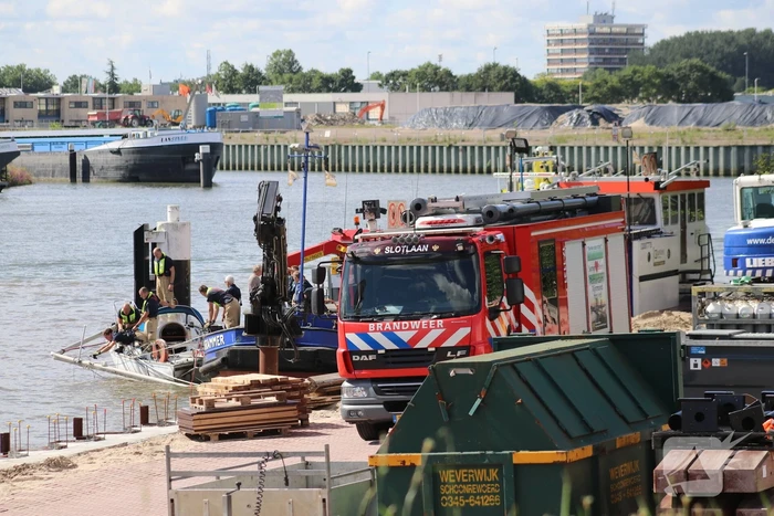 Zeilbootje breekt mast af onder Algerabrug