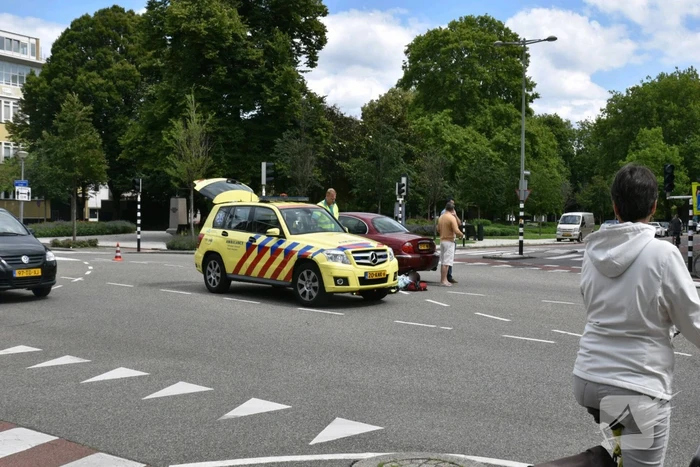 Autoruit zwaar beschadigd na aanrijding met fietsster