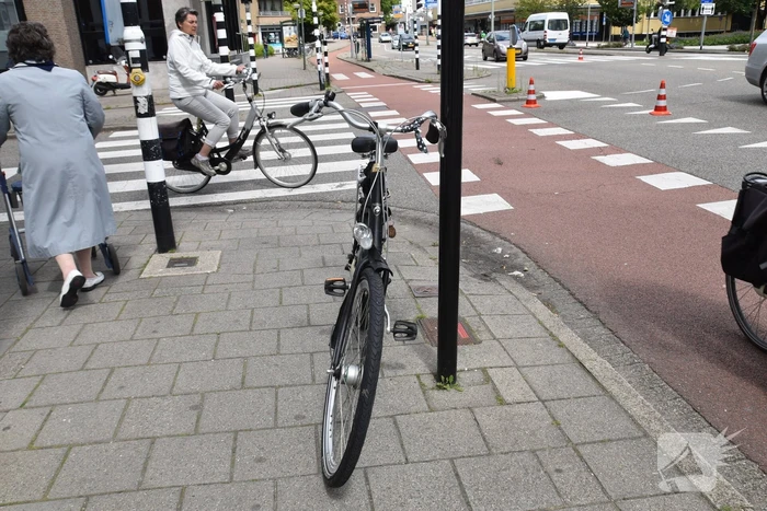 Autoruit zwaar beschadigd na aanrijding met fietsster