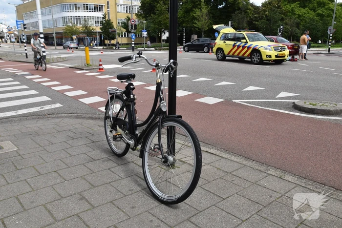 Autoruit zwaar beschadigd na aanrijding met fietsster