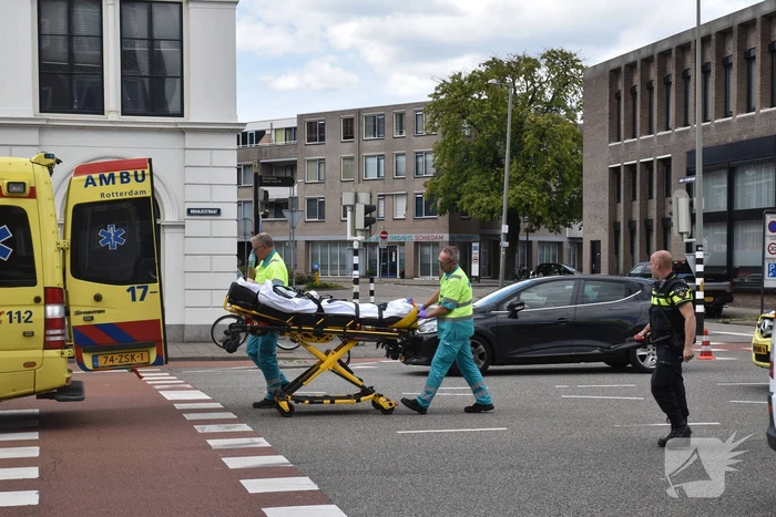 Autoruit zwaar beschadigd na aanrijding met fietsster