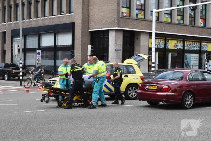 Autoruit zwaar beschadigd na aanrijding met fietsster