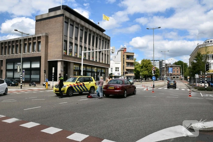 Autoruit zwaar beschadigd na aanrijding met fietsster