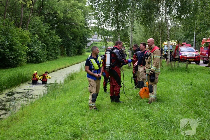 Brandweer doorzoekt sloot na aantreffen kinderfiets