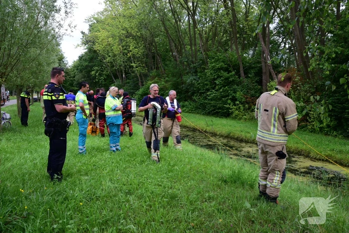 Brandweer doorzoekt sloot na aantreffen kinderfiets