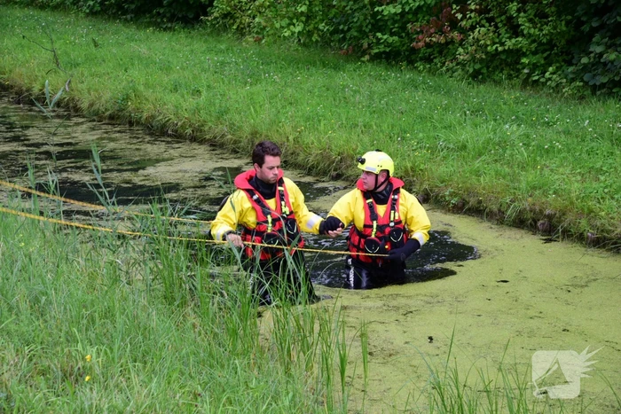 Brandweer doorzoekt sloot na aantreffen kinderfiets