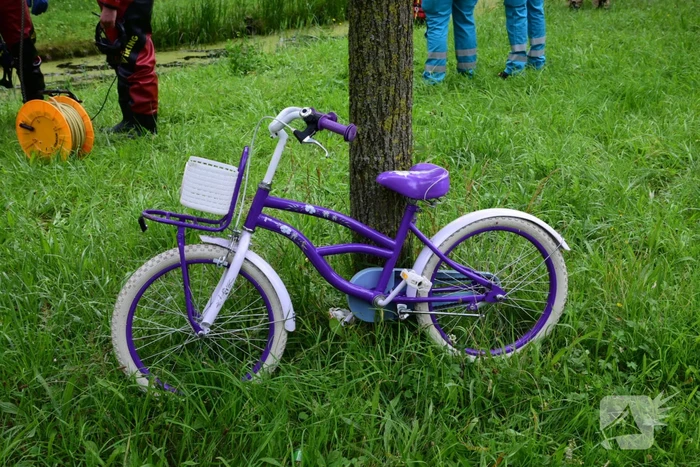 Brandweer doorzoekt sloot na aantreffen kinderfiets