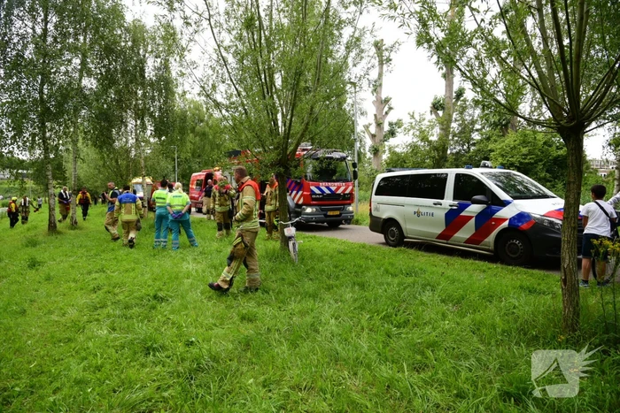 Brandweer doorzoekt sloot na aantreffen kinderfiets