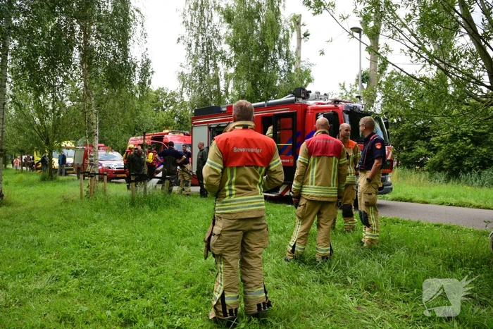 Brandweer doorzoekt sloot na aantreffen kinderfiets