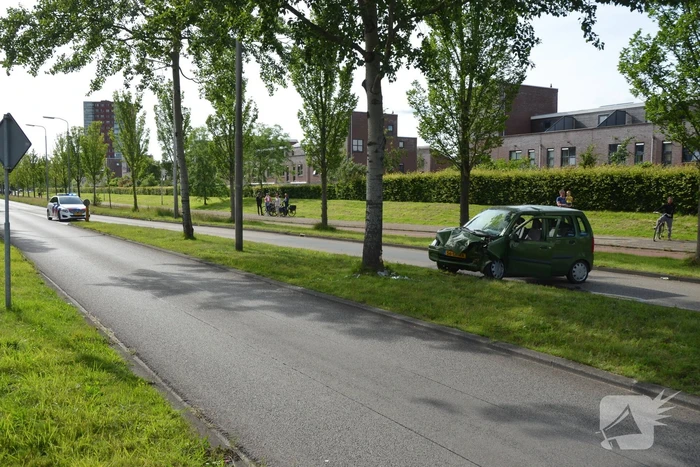 Auto knalt tegen boom