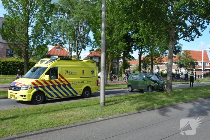 Auto knalt tegen boom