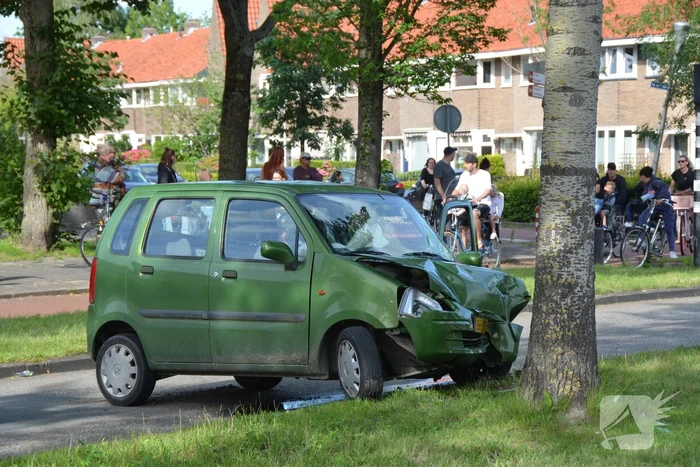 Auto knalt tegen boom