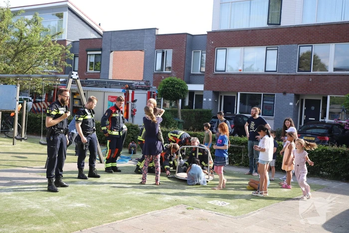 Jongen vast onder draaimolen