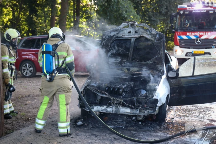Auto totaal verwoest door brand