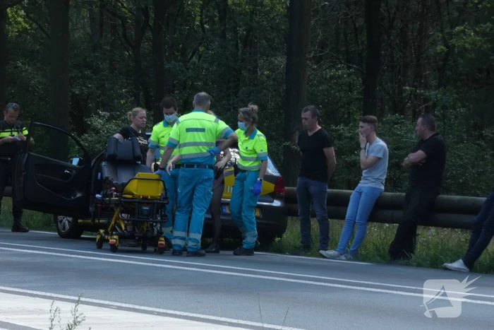 Vrouw botst met auto op aanhanger