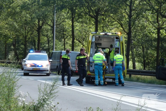 Vrouw botst met auto op aanhanger