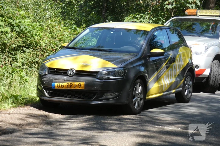 Vrouw botst met auto op aanhanger