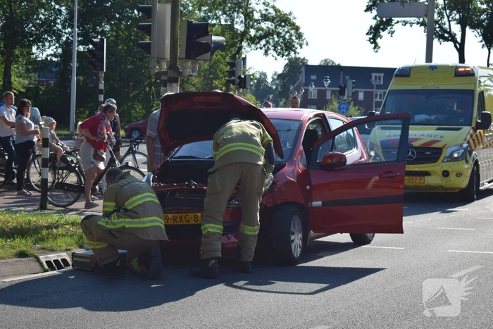 Schade na botsing op kruispunt