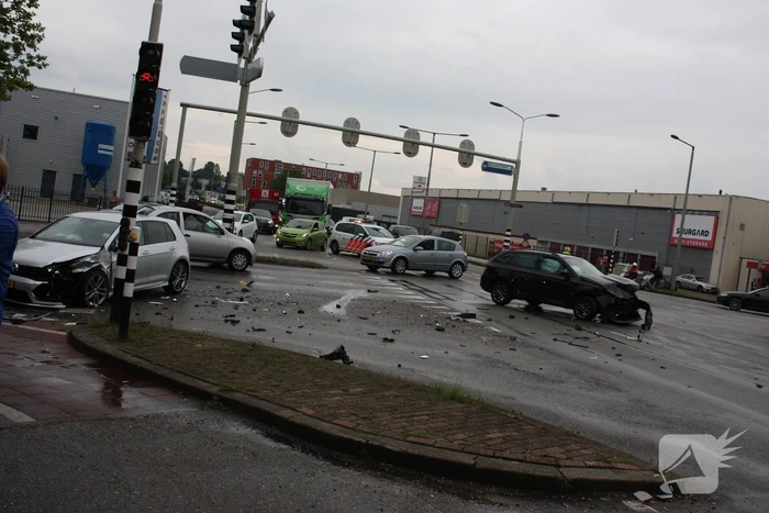 Personenauto's flink beschadigd na aanrijding