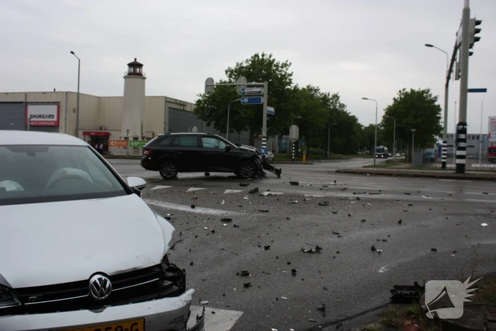Personenauto's flink beschadigd na aanrijding