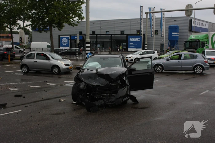 Personenauto's flink beschadigd na aanrijding