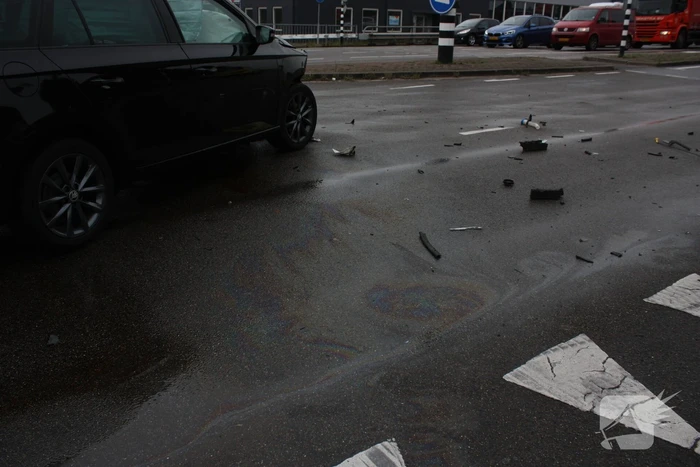 Personenauto's flink beschadigd na aanrijding