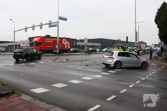 Personenauto's flink beschadigd na aanrijding