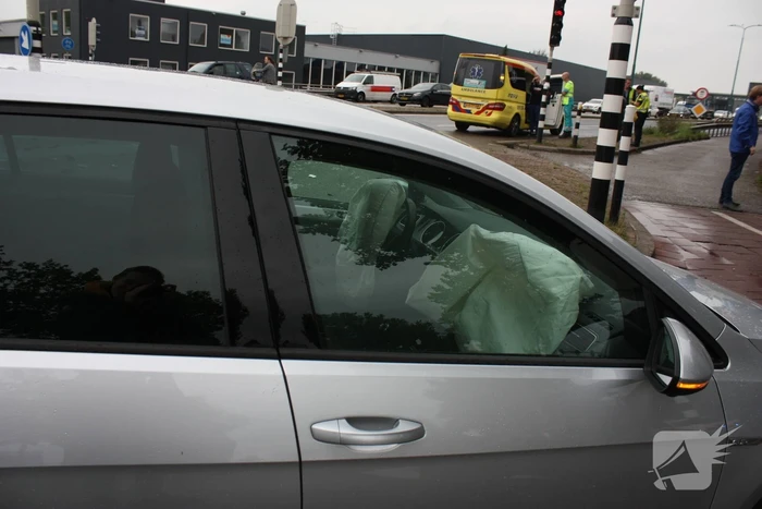 Personenauto's flink beschadigd na aanrijding