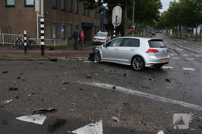 Personenauto's flink beschadigd na aanrijding
