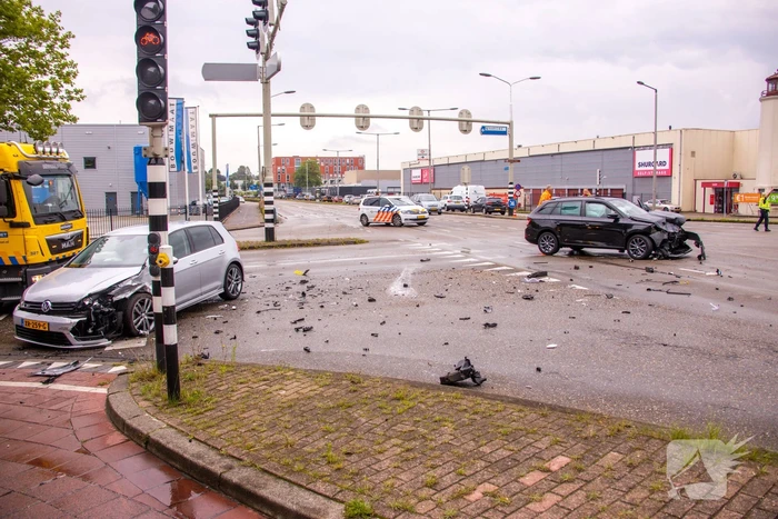 Personenauto's flink beschadigd na aanrijding
