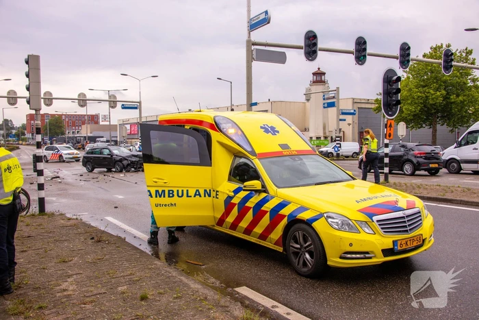 Personenauto's flink beschadigd na aanrijding