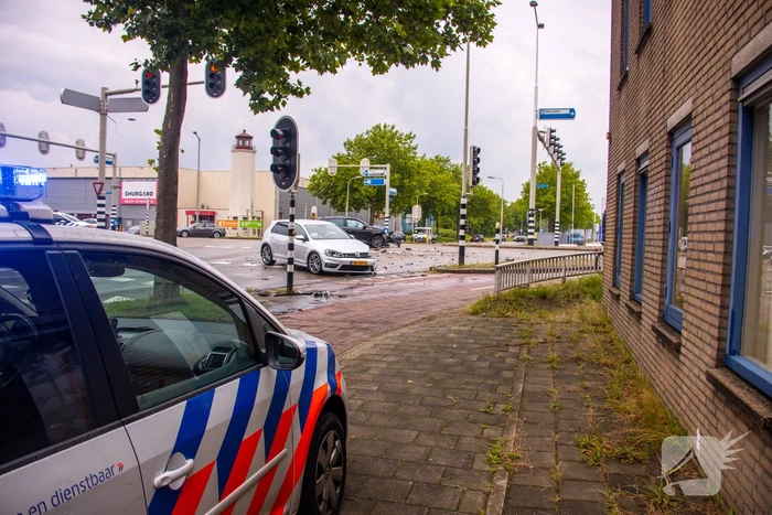 Personenauto's flink beschadigd na aanrijding