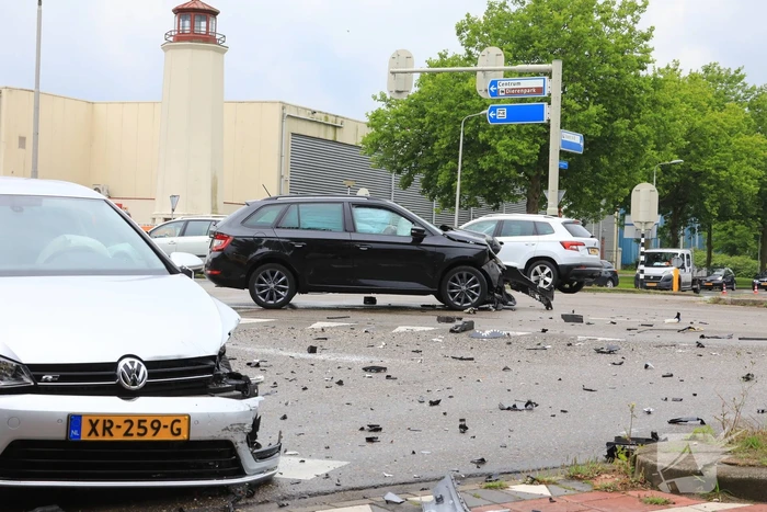 Personenauto's flink beschadigd na aanrijding