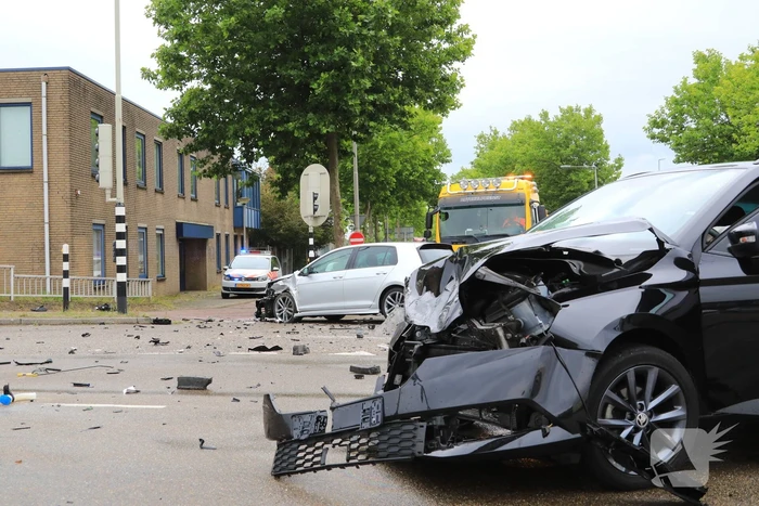 Personenauto's flink beschadigd na aanrijding