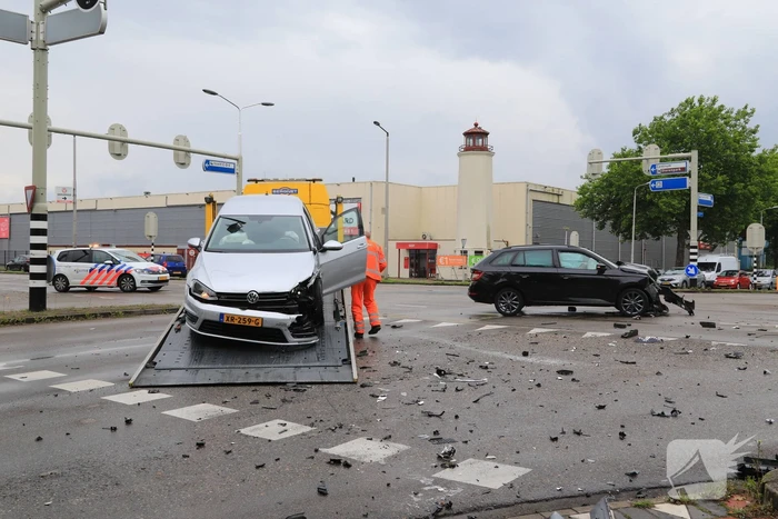 Personenauto's flink beschadigd na aanrijding