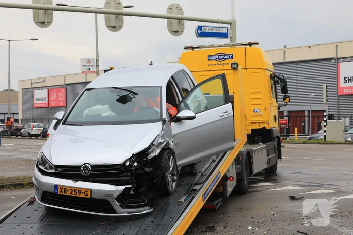 Personenauto's flink beschadigd na aanrijding