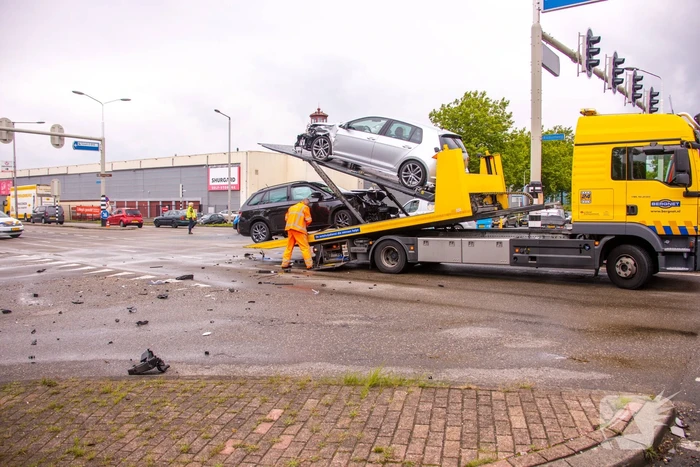 Personenauto's flink beschadigd na aanrijding
