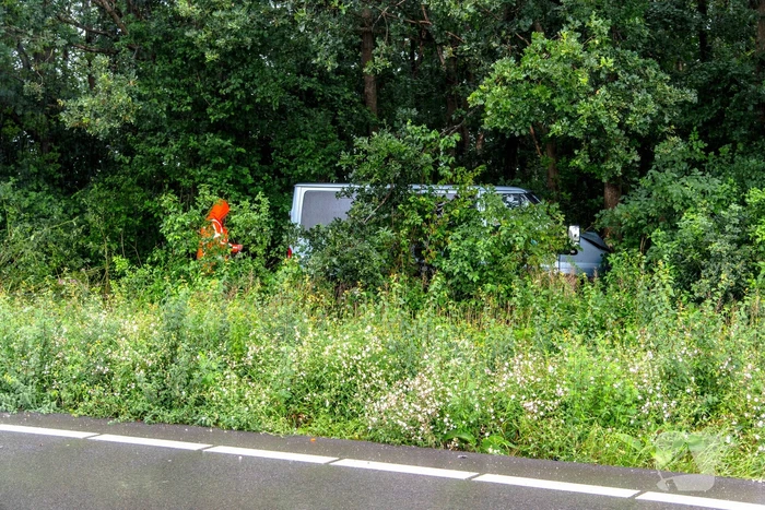 Bestelbus raakt van de snelweg knalt op boom