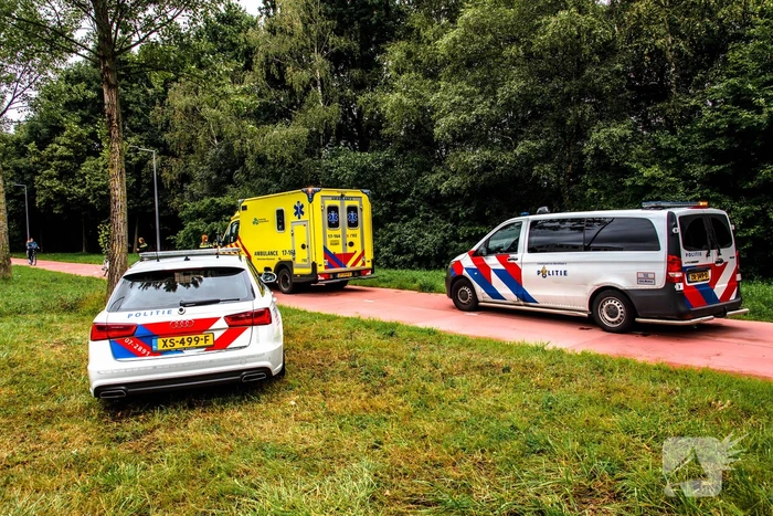 Jongedame met fiets valt en raakt gewond