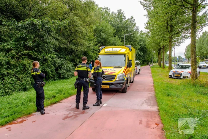Jongedame met fiets valt en raakt gewond